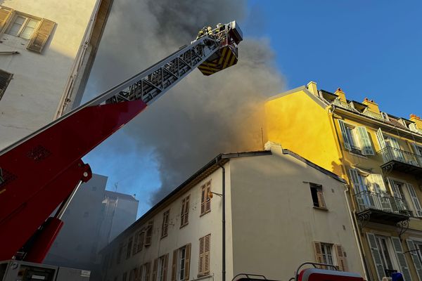 L'incendie, parti d'un restaurant rue Biscarra à Nice, n'a pas fait de victime.