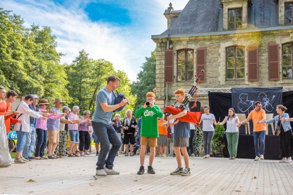 Une famille de sonneurs devant le manoir de Tronjoly à Gourin lors des championnats de musique traditionnelle de 2023.