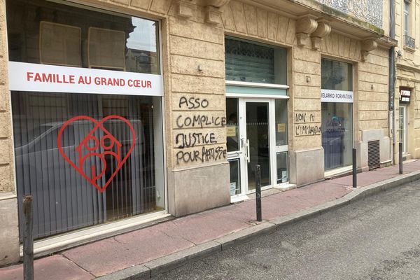 Des tags racistes ont été retrouvés jeudi 2 mai sur la façade du local de l'association Famille au grand cœur de Montpellier.