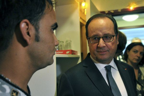 François Hollande avec un migrant Afghan, dans un "centre d'accueil et d'orientation" à Tours, samedi 24 septembre.