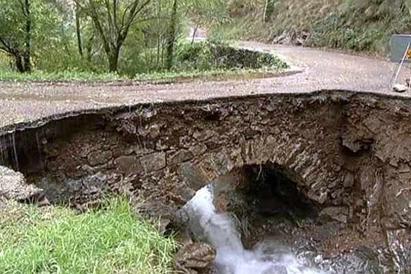 Vialas (Lozère) - un pont sur une route communale s'est effondré - 13 octobre 2014.