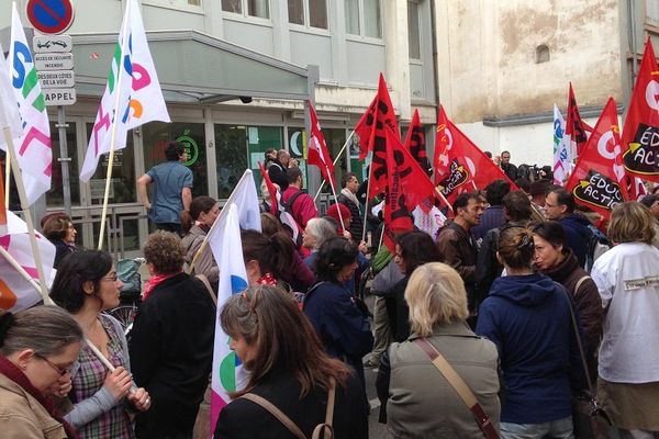 Rassemblement des professeurs à Strasbourg devant le Rectorat