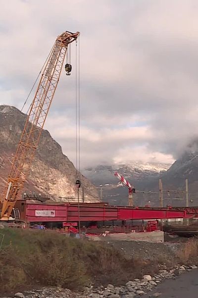 Le viaduc fait 22 mètres de large, 50 mètres de long pour un poids de 1200 tonnes.