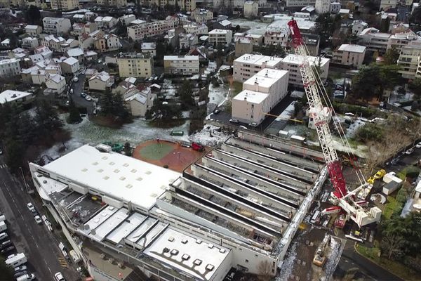 L'une des plus grandes grues d'Europe est installée près de Clermont-Ferrand en ce début d'année.