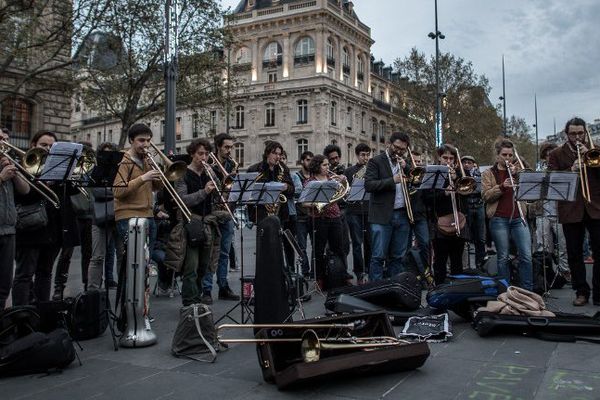 Des sympathisants de "Nuit debout" interprètent la "Neuvième symphonie" d'Antonin Dvorak, mercredi 20 avril 2016 place de la République à Paris.