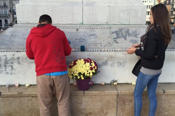 Malgré les recommandations de la préfecture d'éviter les rassemblements, certains clermontois ont tout de même tenus à manifester leur hommage aux victimes. Sur la place de Jaude, des bougies, messages et fleurs ont été déposés