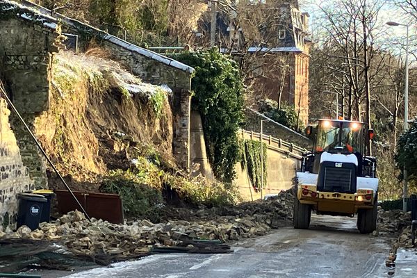 La route était en train d'être dégagée à 10h30 ce jeudi 18 janvier, rue Felix Faure au Havre.