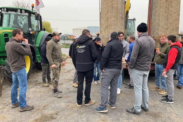 La mobilisation des agriculteurs vient de commencer devant Total à Lespinasse. Ils seront rejoint par d'autres tout au long de la journée.