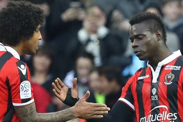 Mario Balotelli, auteur des deux buts niçois, félicité par son coéquipier Dante Bonfim.