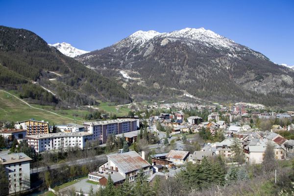 La station de Serre-Chevalier se sépare des anciennes cabines de la télécabine de Fréjus.