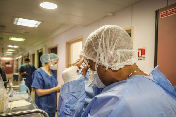 Depuis le début de l'épidémie de coronavirus, la France fait face à une pénurie de masques de protection. Emmanuel Macron a annoncé ce lundi vouloir davantage de production sur le sol français ainsi qu'une dotation exceptionnelle de 4 milliards d'euros pour financer matériel et médicaments.