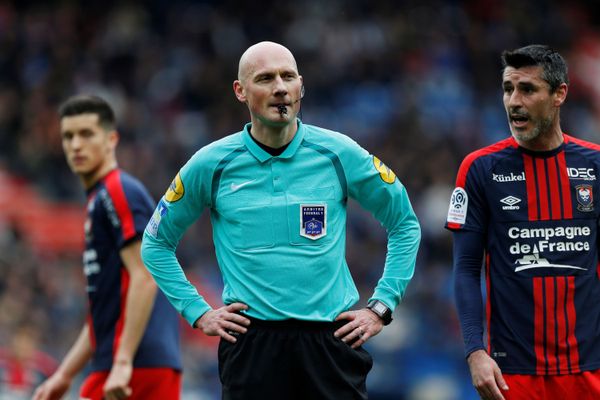 Antony Gautier arbitrant un match Caen-Montpellier en avril 2018.