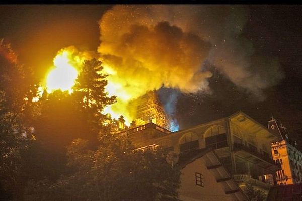 Le feu a pris sous les toits et a entièrement dévasté la charpente.