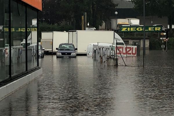 Après de fortes pluies jeudi 6 septembre, l'eau a atteint 40 cm à 1 mètre de hauteur, notamment dans cette zone industrielle de Saint-Etienne, à proximité du contournement Est.