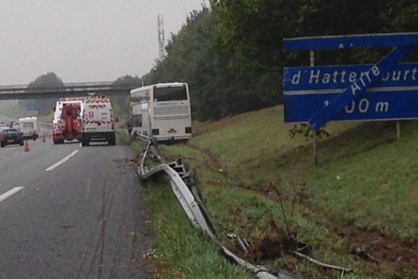 Le bus hollandais accidenté sur l'A1 au niveau de Punchy avec 82 passagers à son bord, samedi 15 août 2015. 