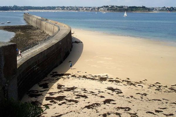 Sur la plage de Saint-Malo