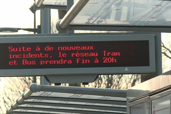 En réaction aux violences urbaines et sur demande des syndicats, la direction de Bibus a décidé d'interrompre la circulation des bus et tram à partir de 20h chaque soir, dans toute la métropole, et jusqu'à nouvel ordre.