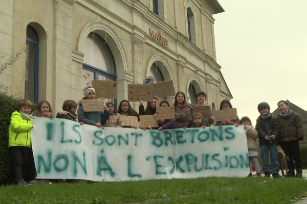 Nouveau rassemblement d'habitants du Sel-de-Bretagne, devant la mairie de la commune, dimanche 15 décembre 2024, pour prévenir l'éventuelle expulsion d'un jeune couple et de leur fille, originaires de Géorgie.