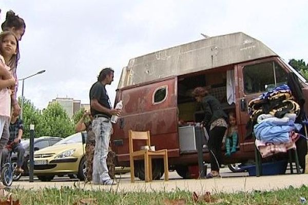 Depuis le mois d'avril, la famille Hokic a trouvé refuge dans deux camionnettes, prêtées par un riverain de la rue de Cologne à Besançon.