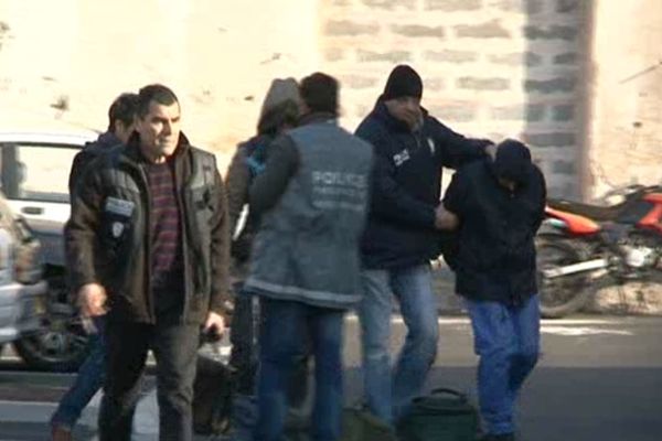 Le tireur avec les policiers de la P.J. de Montpellier