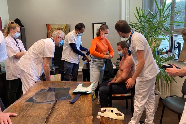 Felix Gretarsson, avec son épouse dans le bureau du docteur Aram Gazarian, l'un des chirurgiens qui ont pratiqué la greffe à l'Hôpital Edouard Herriot 