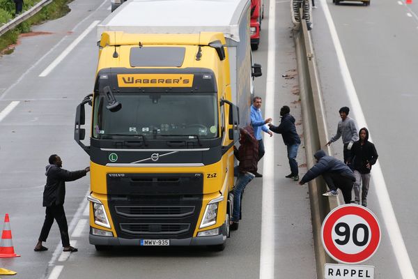 Des migrants à Calais sur la rocade portuaire. Image d'archives.