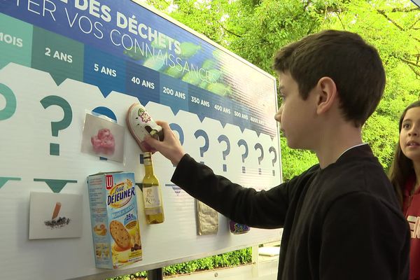 Un atelier est organisé pour permettre aux enfants de comprendre la durée de vie d'un déchet.