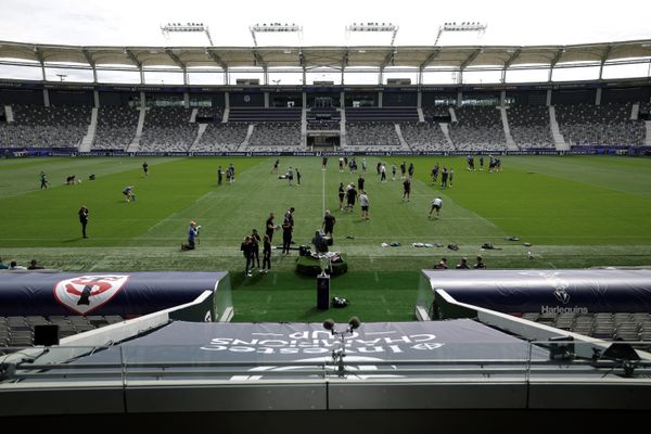 Le Stade toulousain affrontera l'équipe d'Harlequins en demi- finale de Coupe D'Europe ce dimanche 5 mai 2024, au Stadium à Toulouse en Haute-Garonne. L'enceinte sportive qui accueille davantage des matchs de foot a fait l'objet d'une transformation en un temps record.