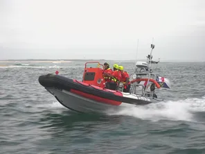 Ce lundi 12 août, une cinquantaine de sauveteurs bénévoles de la Snsm d'Arcachon, en Gironde, menait des exercices sur le bassin.