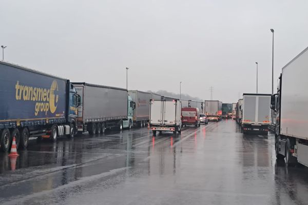 Une zone de stockage des camions mise en place au niveau du péage de Courcy (Marne)