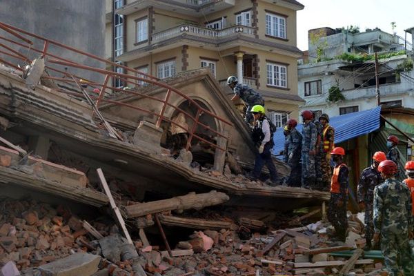 Un séisme de magnitude 7,3 suivi de puissantes répliques a secoué ce mardi le Népal, y tuant au moins une quarantaine de personnes, et 17 en Inde, moins de trois semaines après le tremblement de terre le plus meurtrier connu par le pays en 80 ans.