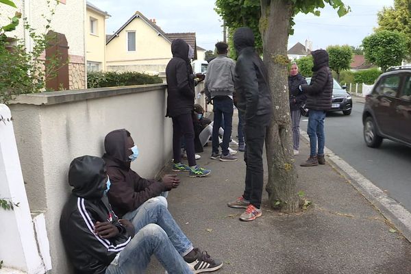 Quelques dizaines de jeunes migrants, pour la plupart originaires du Soudan, sont revenus à Ouistreham après le confinement. Ils espèrent tous passer en Angleterre.