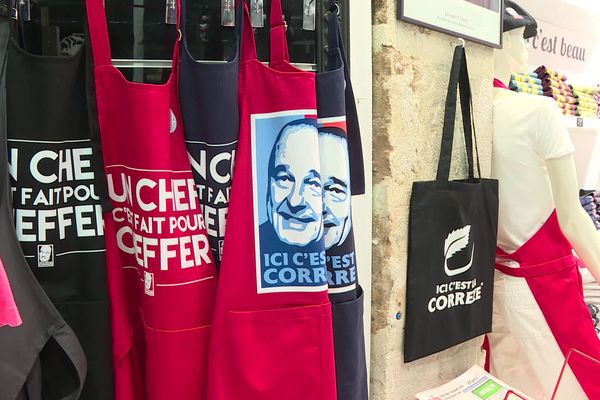 La boutique Ici c'est la Corrèze à Brive utilise la figure politique de Jacques Chirac pour vendre et faire connaître le territoire.