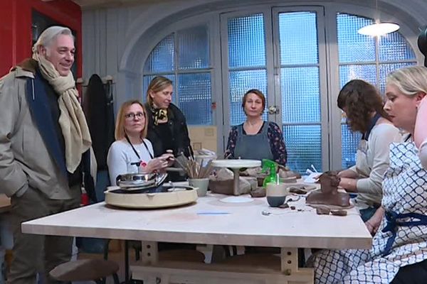 Stéphane Thebaut et toute l'équipe de La Maison France 5 en tournage dans l'atelier de Julie Facq à Troyes. 