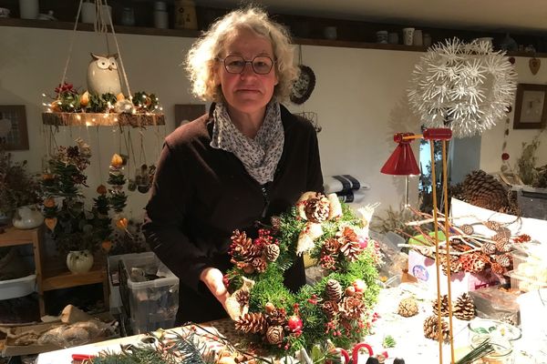 Rachel Ott prépare son marché de Noël depuis des jours dans son atelier envahi par les sujets de Noël