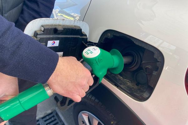 Le prix de l'essence redescend sous la barre des deux euros par litre dans plusieurs stations.