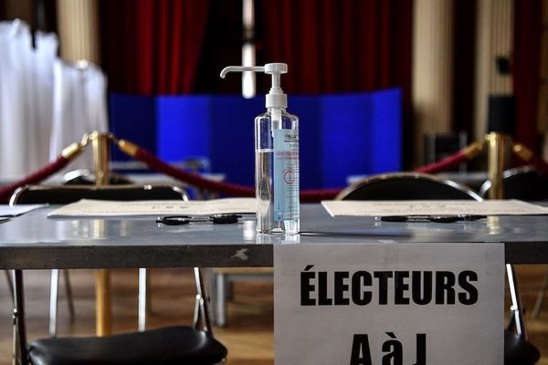 Un bureau de vote dans le 10 ième arrondissement de Paris à la veille du premier tour des élections municipales