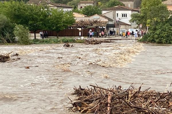 Météo-France a émis une nouvelle vigilance aux orages, pluie-inondations et crues pour jeudi, en plaçant en orange 13 départements du sud  de la France. Plusieurs routes et ponts sont fermées dans le Gard.