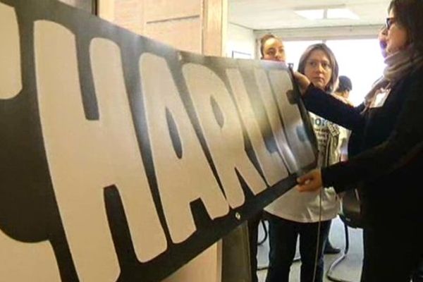 La ligue des droits de l'homme est à l'initiative de la manifestation mais aucune banderole de mouvement ou parti n'y figurera si ce n'est celle-ci : "Nous sommes Charlie".