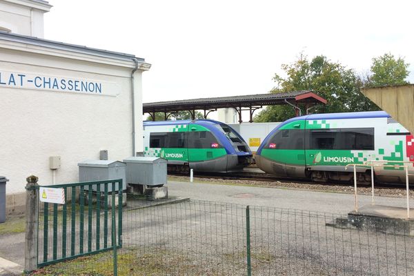 Des TER en gare de Saillat-Chassenon sur la ligne Angoulême-Limoges.