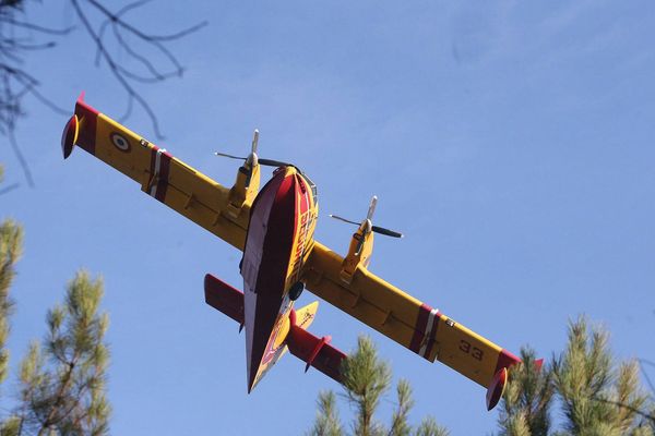 10 des 12 Canadair basés à Marignane sont désormais basés à Nîmes, deux sont conservés par le département des Bouches-du-Rhône pour assister les pompiers en cas d'urgence.