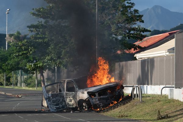 La Nouvelle-Calédonie en proie à de violentes émeutes, ici à Normandie près de Nouméa.