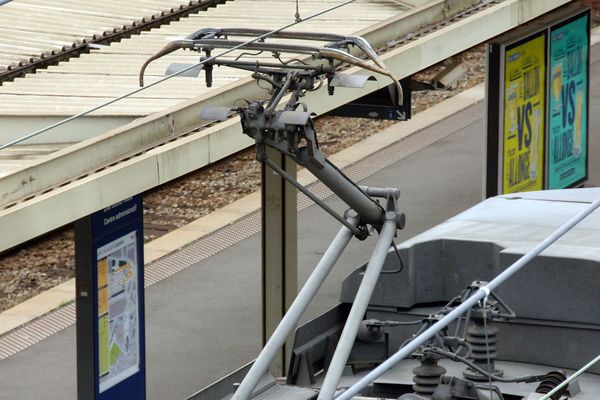 Le pantographe est le dispositif qui permet à une locomotive de TGV de capter le courant par frottement sur une caténaire.