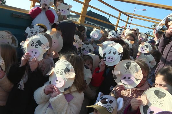 Les enfants de l'école de Seulline à St-Georges-d'Aunay posent dans une bétaillère pour manifester contre une fermeture de classe