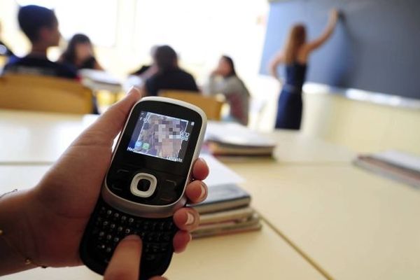 Un téléphone portable dans un établissement scolaire