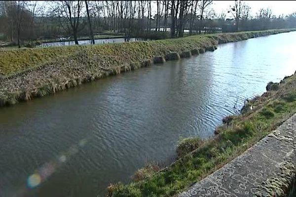 Les corps de Sophie Zizzutto et de ses deux enfants ont été retrouvés dans le canal du centre, à Ciry-le-Noble, en Saône-et-Loire mardi 22 mars 2016.