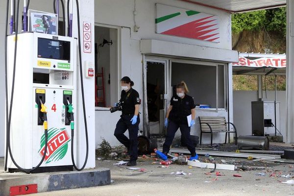 Une station service à Sartène soufflée en partie par une explosion au gaz, le 16 mai 2016, en Corse-du-Sud.