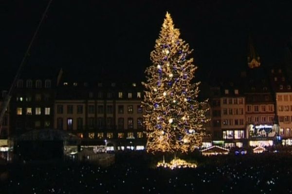 Lunes rondes et blanches, boules bleues et myriade de petites lumières sur le grand sapin de la place Kléber 