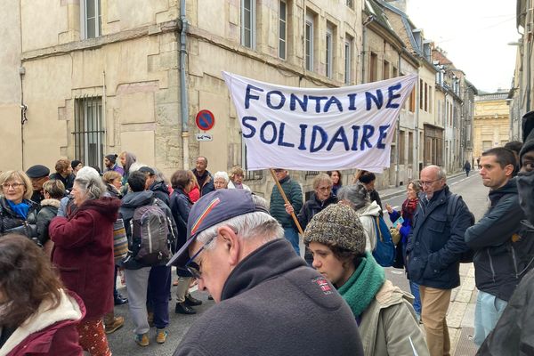 Une centaine de personne, dont des riverains, était présente devant le tribunal administratif de Dijon en soutien aux squatteurs.