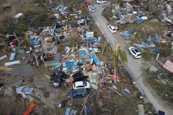 Le passage du cyclone Chido dans le département de Mayotte a déjà causé la mort d'au moins une vingtaine de personnes, et de gros dégâts matériels dans les rues.